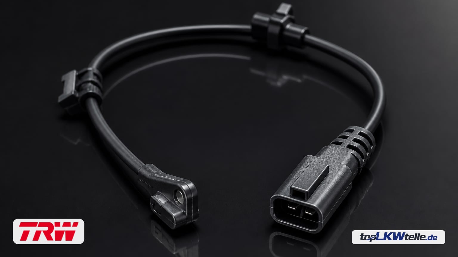 TRW Warnkontakt, Bremsbelagverschleiß auf dunkler, reflektierender Fläche mit weichem Streiflicht: schwarzes Kabel mit Steckverbinder und schlankem Sensorkopf.