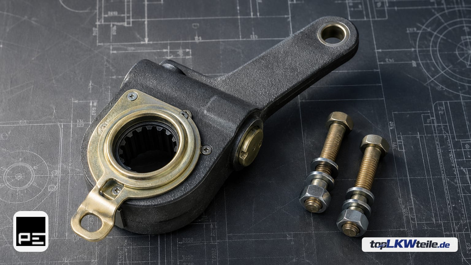 PE Automotive Gestängesteller, Bremsanlage als technisches Flat-Lay: dunkler, massiv gefertigter Hebel mit rundem Gehäuse, goldfarbenem Einstellring und Montageauge, top-down fotografiert auf blauem…